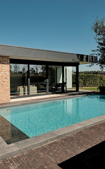 een foto van een poolhouse in maaseik dat gerealiseerd is door svw